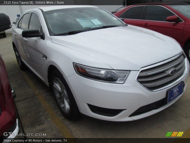 Oxford White / Dune 2015 Ford Taurus SE