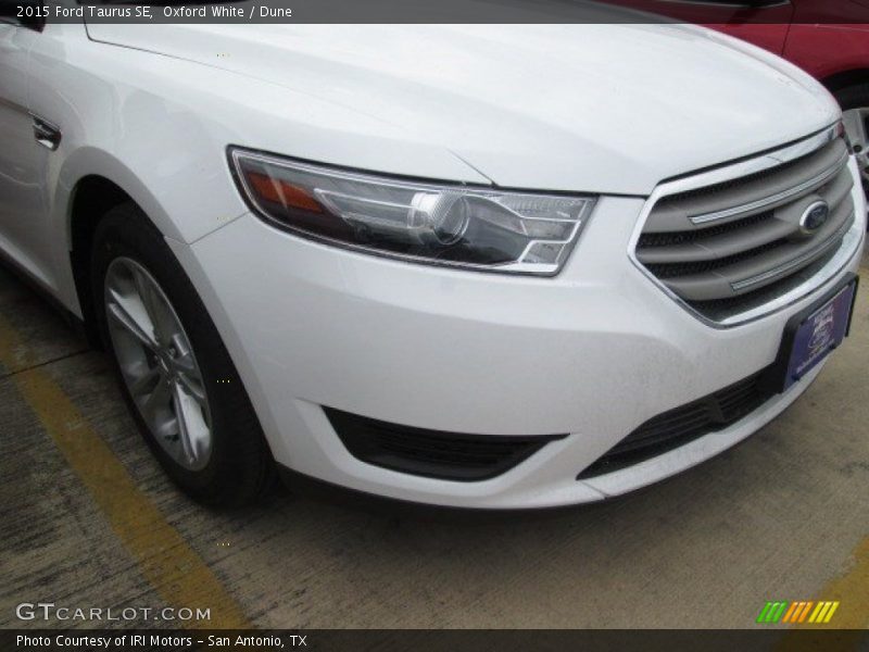 Oxford White / Dune 2015 Ford Taurus SE