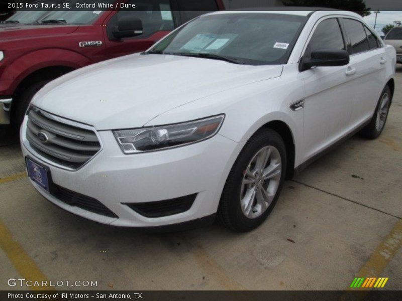 Oxford White / Dune 2015 Ford Taurus SE