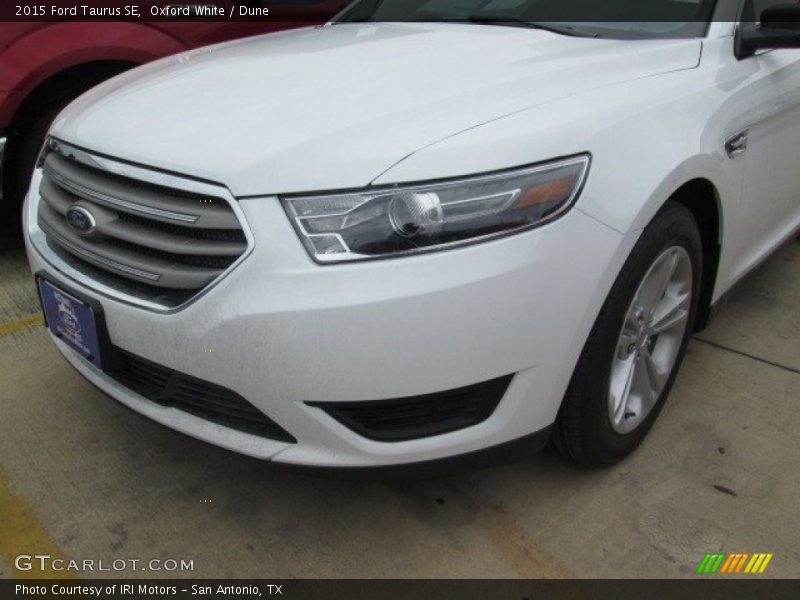 Oxford White / Dune 2015 Ford Taurus SE