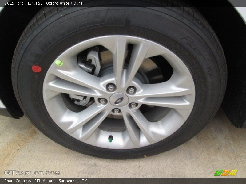 Oxford White / Dune 2015 Ford Taurus SE