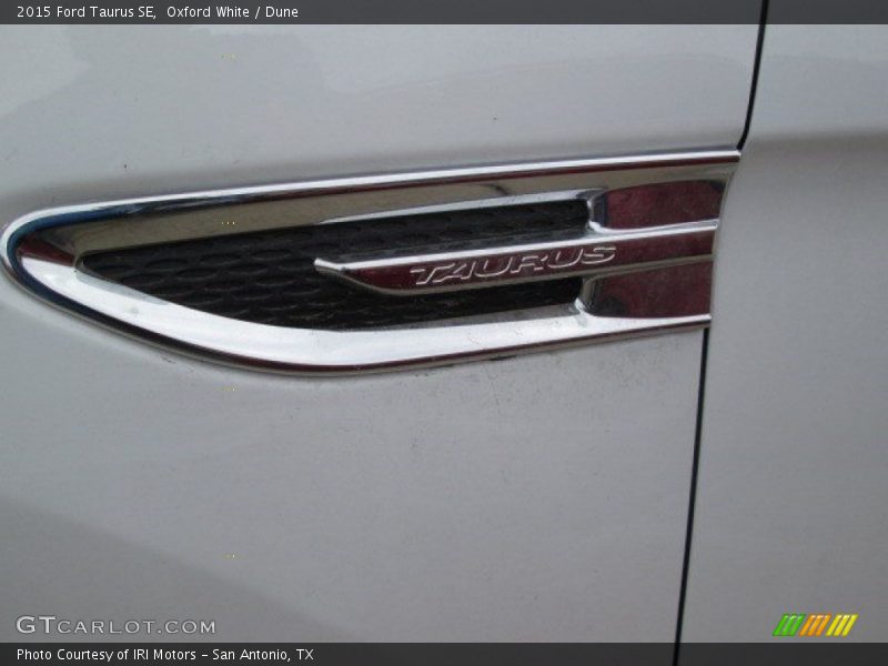Oxford White / Dune 2015 Ford Taurus SE