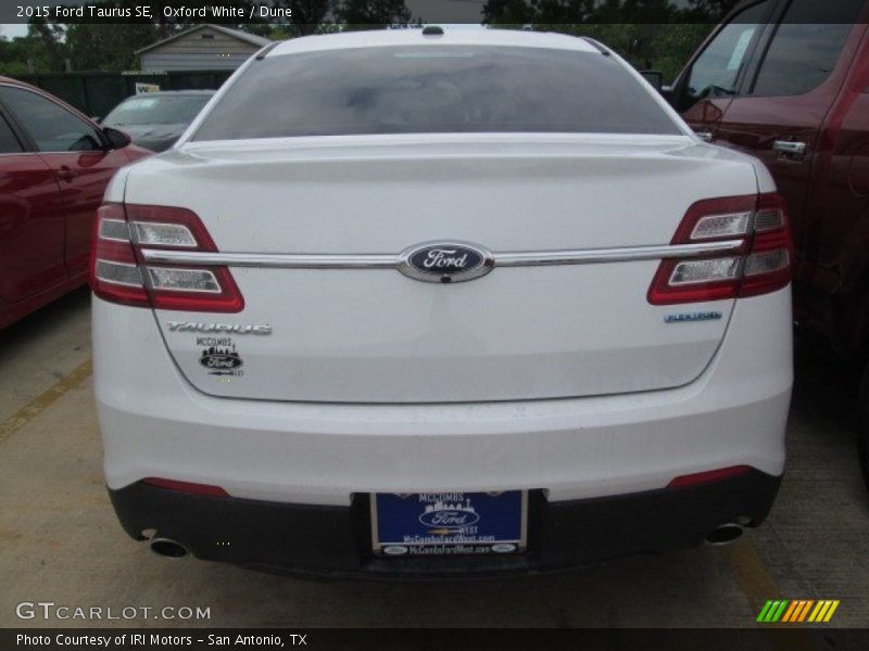 Oxford White / Dune 2015 Ford Taurus SE