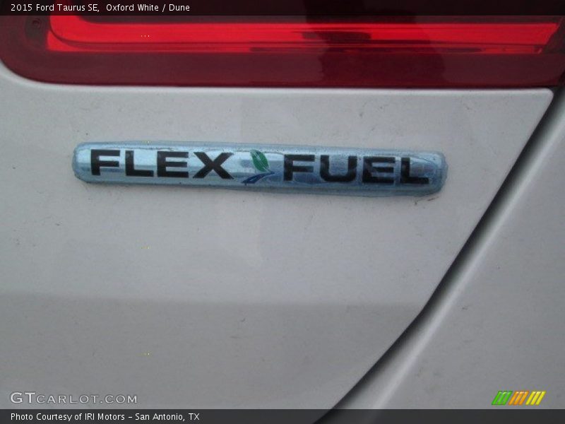 Oxford White / Dune 2015 Ford Taurus SE