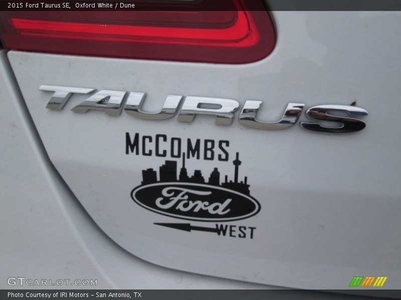 Oxford White / Dune 2015 Ford Taurus SE