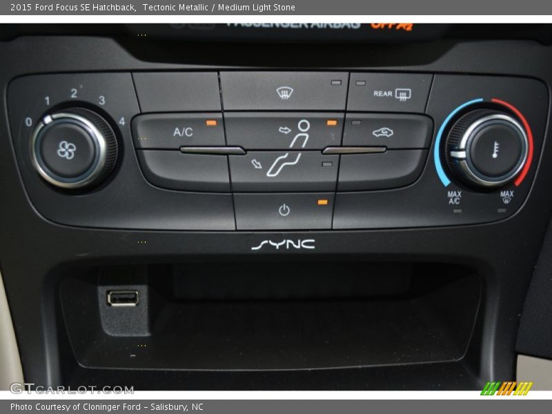 Controls of 2015 Focus SE Hatchback
