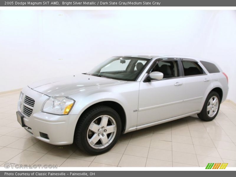 Front 3/4 View of 2005 Magnum SXT AWD