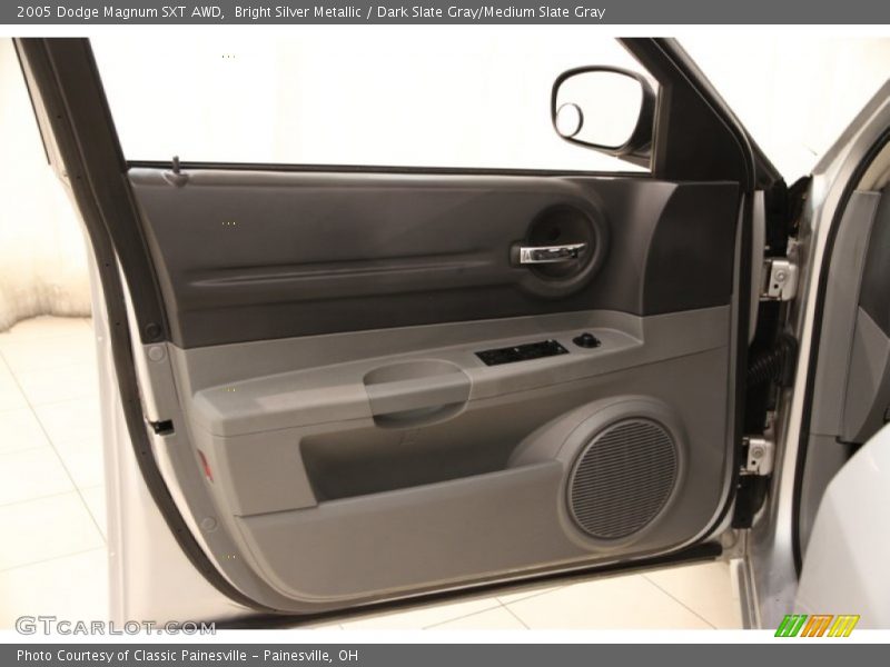 Door Panel of 2005 Magnum SXT AWD