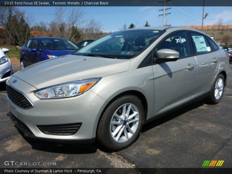 Front 3/4 View of 2015 Focus SE Sedan