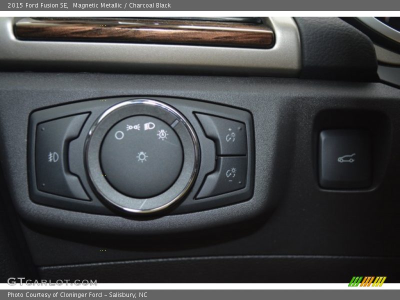 Magnetic Metallic / Charcoal Black 2015 Ford Fusion SE