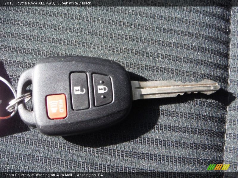 Super White / Black 2013 Toyota RAV4 XLE AWD