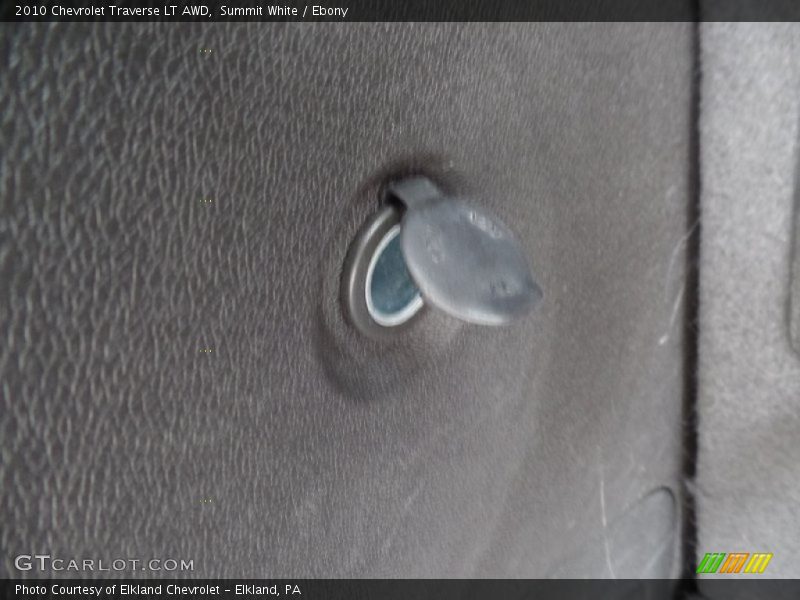 Summit White / Ebony 2010 Chevrolet Traverse LT AWD