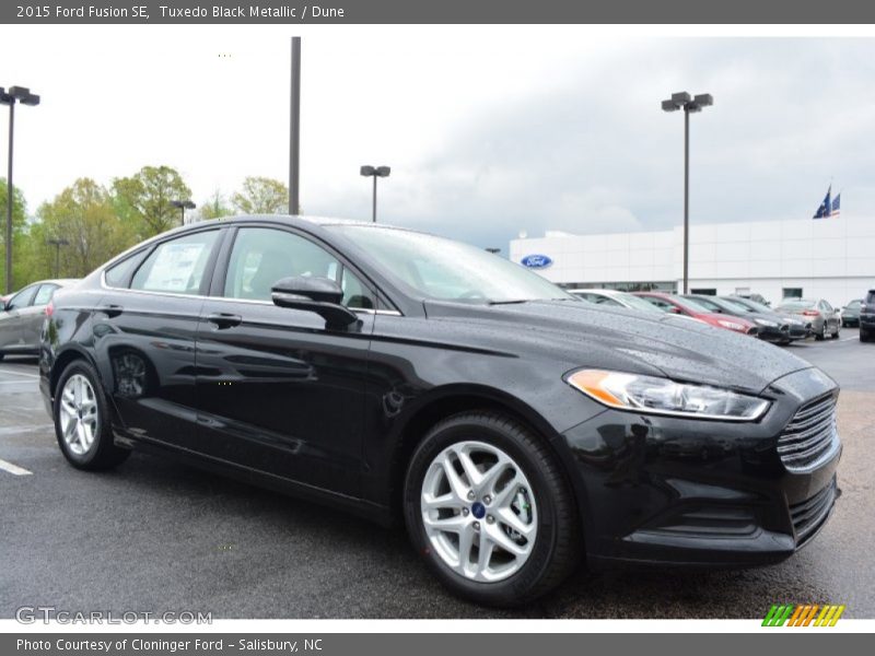 Front 3/4 View of 2015 Fusion SE