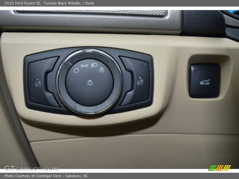 Tuxedo Black Metallic / Dune 2015 Ford Fusion SE