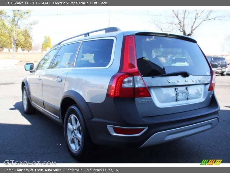 Electric Silver Metallic / Off Black 2010 Volvo XC70 3.2 AWD