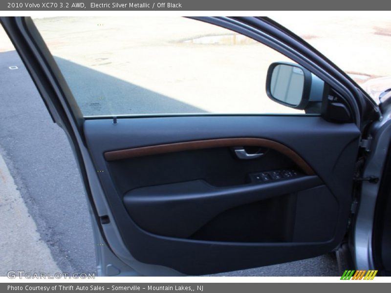 Electric Silver Metallic / Off Black 2010 Volvo XC70 3.2 AWD