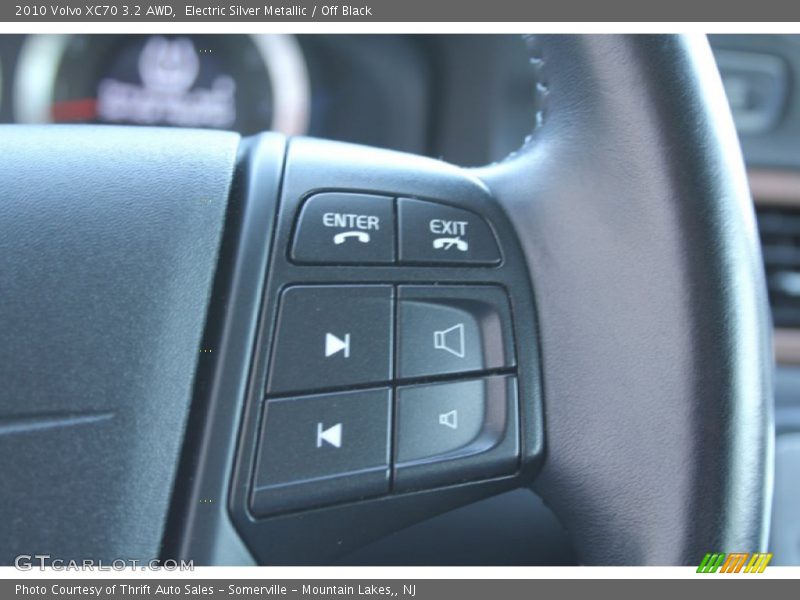 Electric Silver Metallic / Off Black 2010 Volvo XC70 3.2 AWD