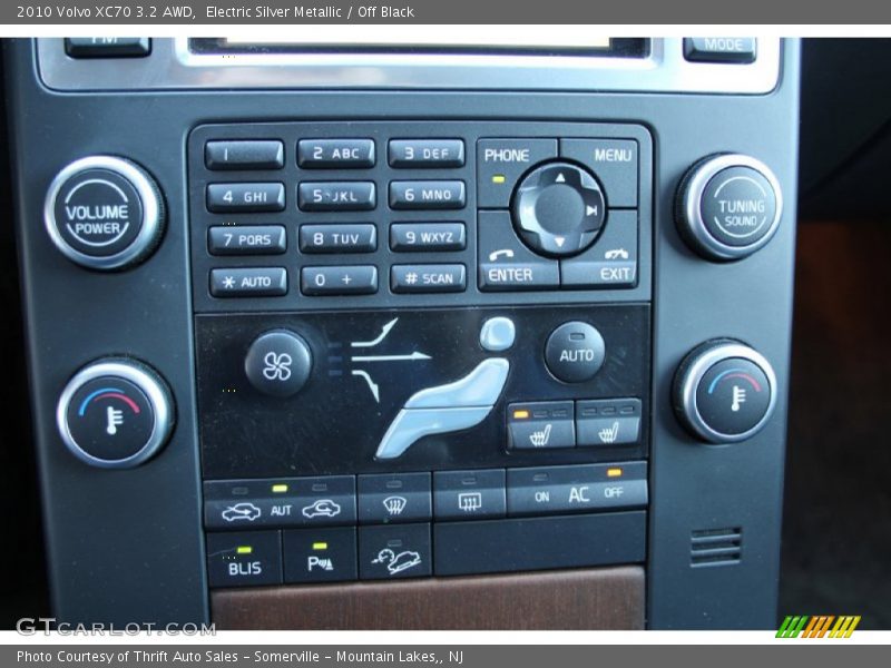 Electric Silver Metallic / Off Black 2010 Volvo XC70 3.2 AWD
