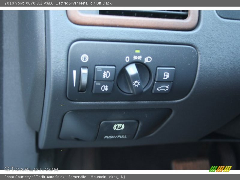 Electric Silver Metallic / Off Black 2010 Volvo XC70 3.2 AWD