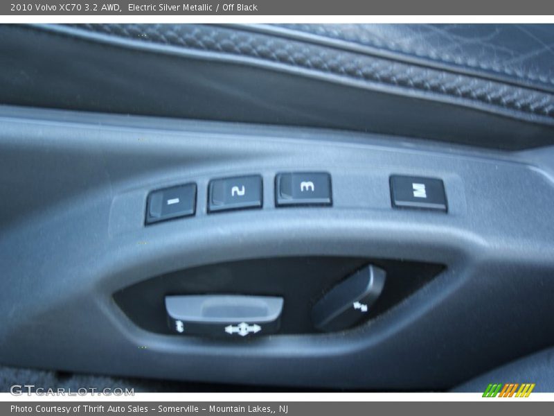 Electric Silver Metallic / Off Black 2010 Volvo XC70 3.2 AWD