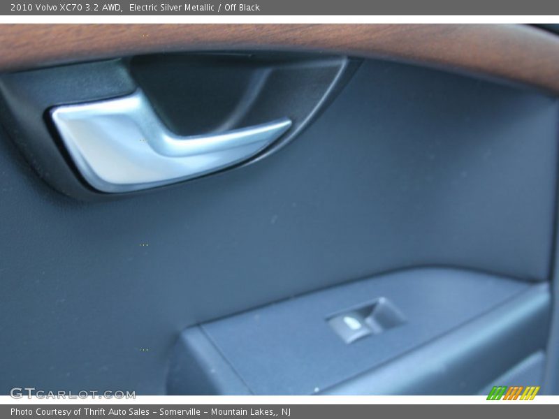 Electric Silver Metallic / Off Black 2010 Volvo XC70 3.2 AWD