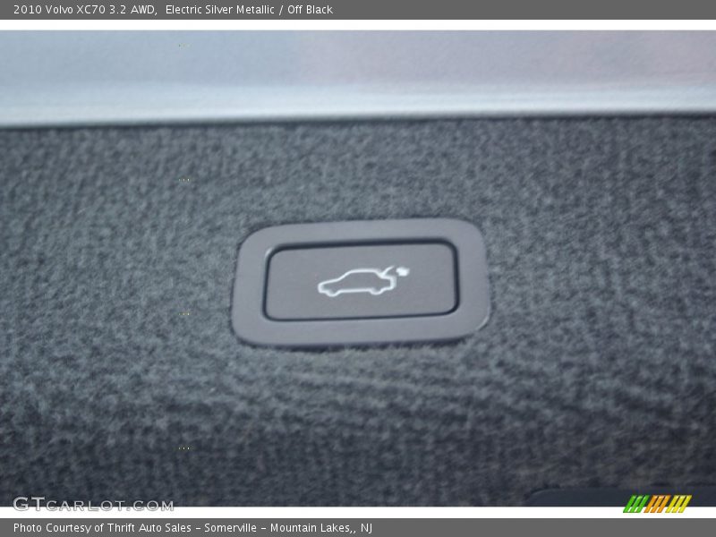 Electric Silver Metallic / Off Black 2010 Volvo XC70 3.2 AWD