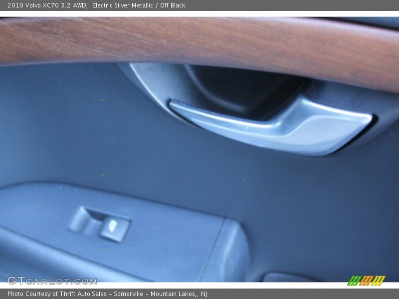 Electric Silver Metallic / Off Black 2010 Volvo XC70 3.2 AWD