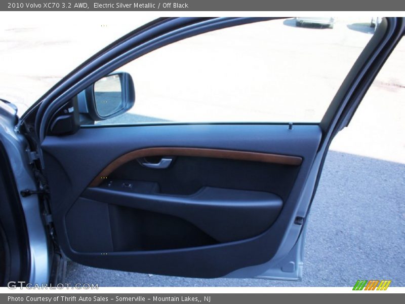 Electric Silver Metallic / Off Black 2010 Volvo XC70 3.2 AWD