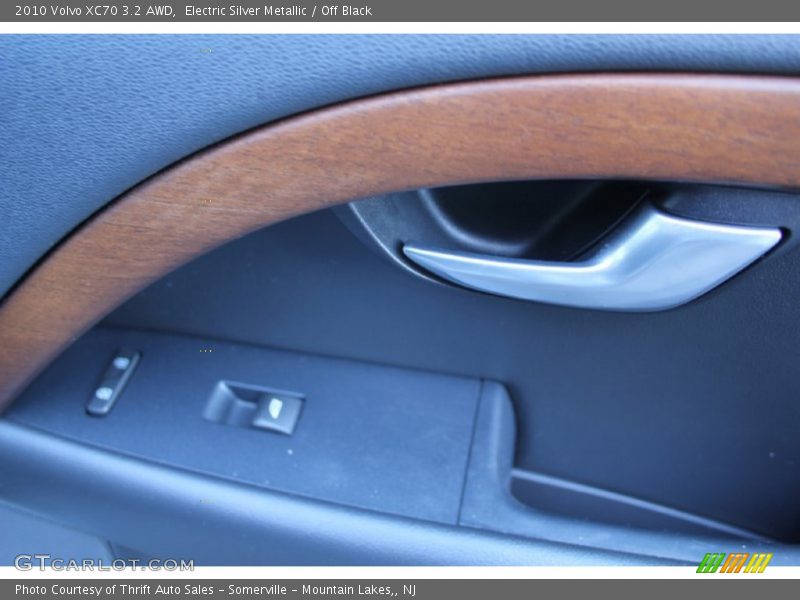 Electric Silver Metallic / Off Black 2010 Volvo XC70 3.2 AWD