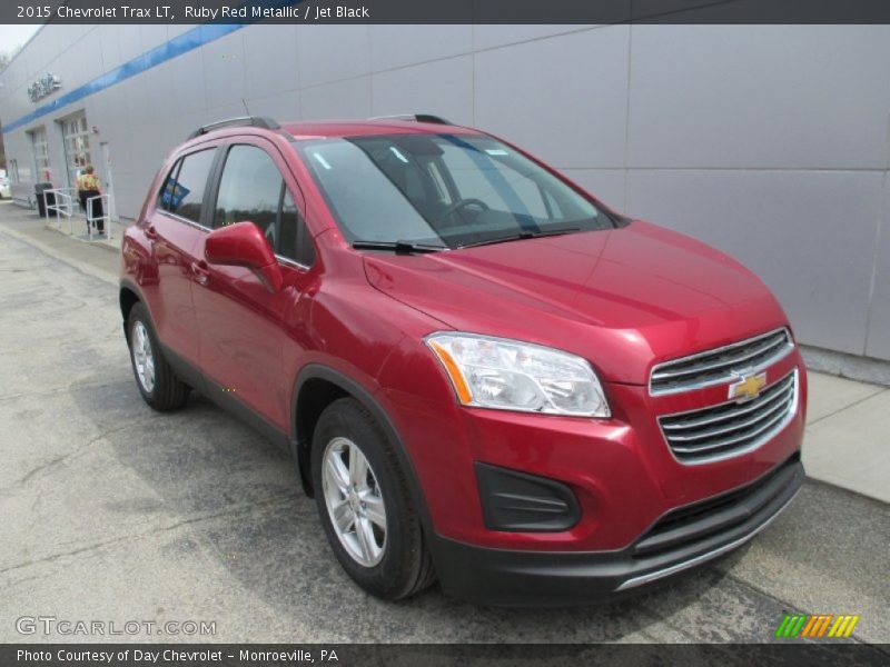 Front 3/4 View of 2015 Trax LT