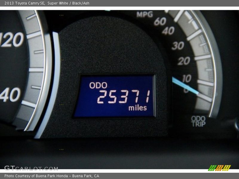 Super White / Black/Ash 2013 Toyota Camry SE