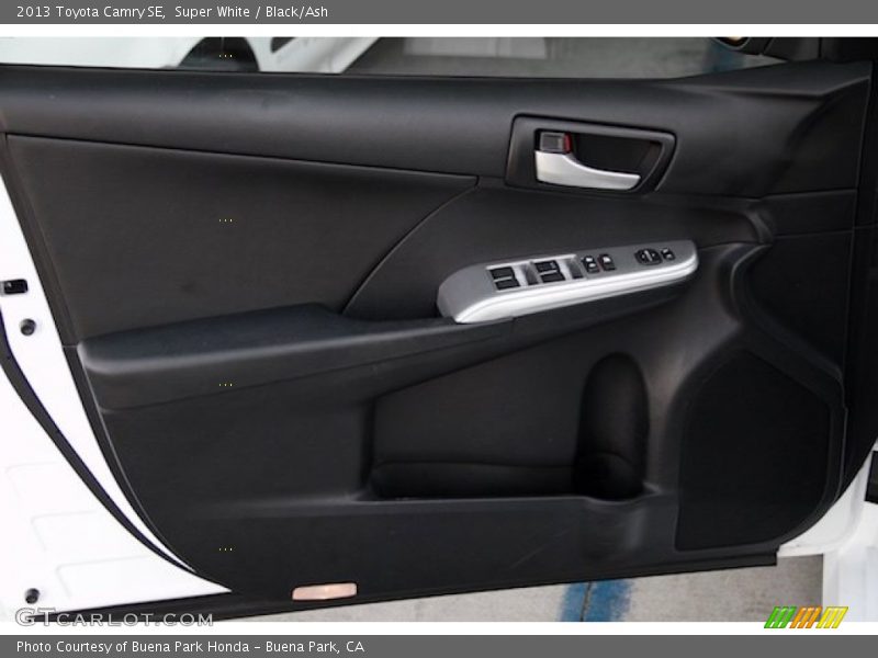 Super White / Black/Ash 2013 Toyota Camry SE