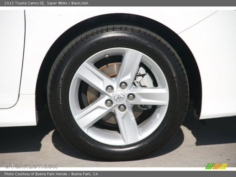 Super White / Black/Ash 2013 Toyota Camry SE