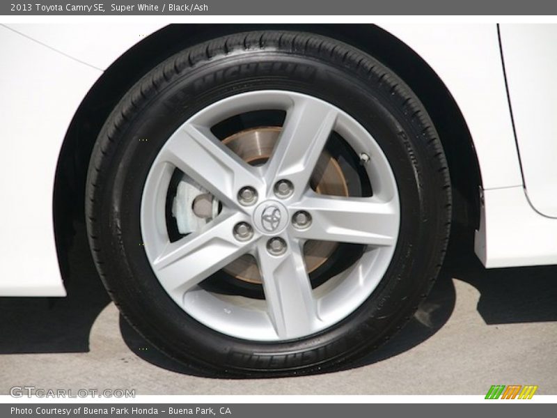 Super White / Black/Ash 2013 Toyota Camry SE