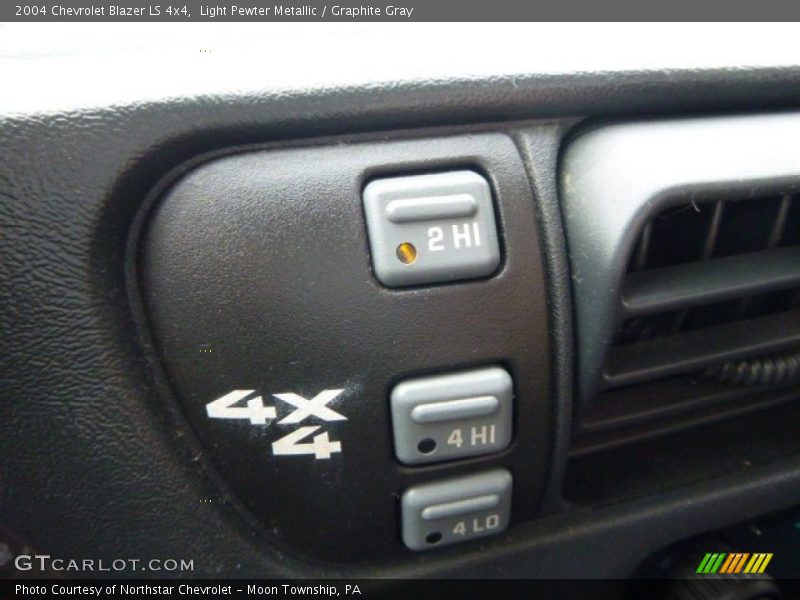 Light Pewter Metallic / Graphite Gray 2004 Chevrolet Blazer LS 4x4