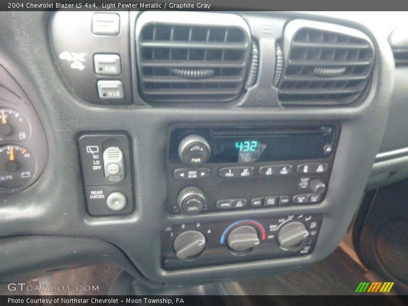 Light Pewter Metallic / Graphite Gray 2004 Chevrolet Blazer LS 4x4
