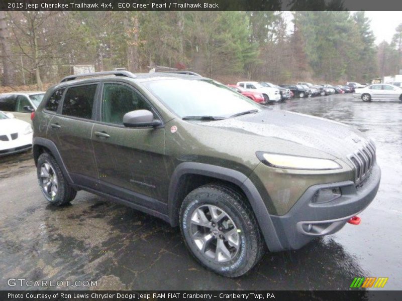 Front 3/4 View of 2015 Cherokee Trailhawk 4x4