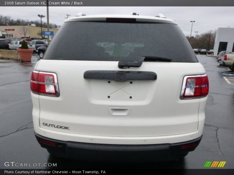 Cream White / Black 2008 Saturn Outlook XE