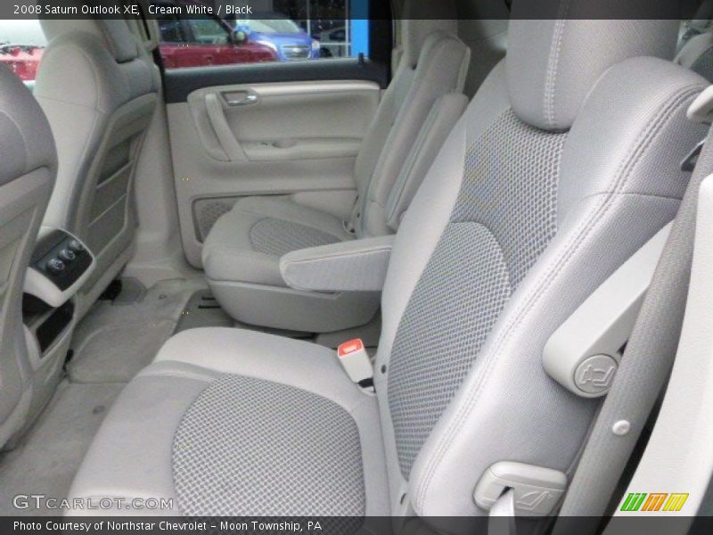 Cream White / Black 2008 Saturn Outlook XE
