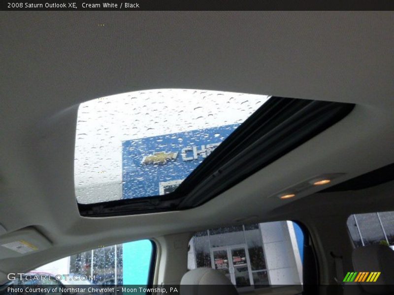 Cream White / Black 2008 Saturn Outlook XE