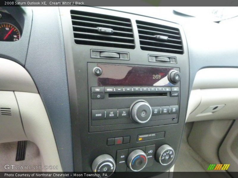 Cream White / Black 2008 Saturn Outlook XE
