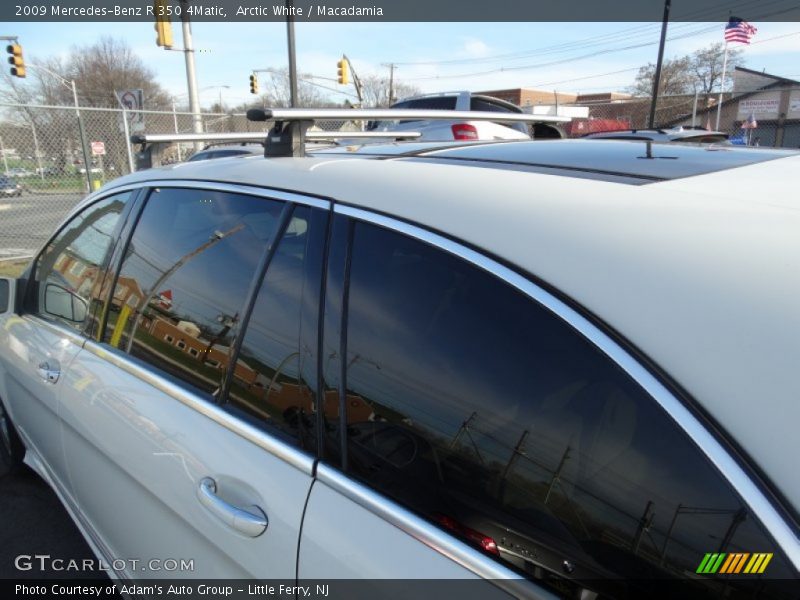Arctic White / Macadamia 2009 Mercedes-Benz R 350 4Matic