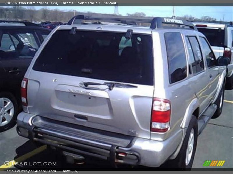 Chrome Silver Metallic / Charcoal 2002 Nissan Pathfinder SE 4x4