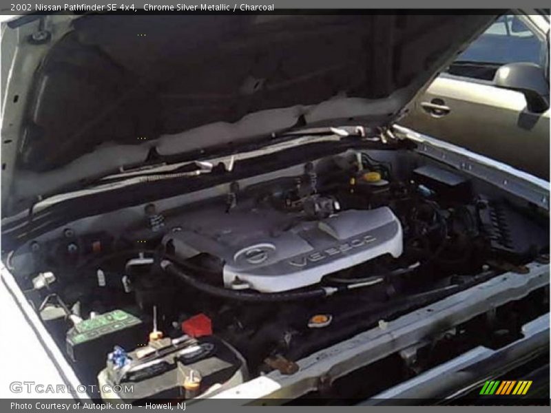 Chrome Silver Metallic / Charcoal 2002 Nissan Pathfinder SE 4x4