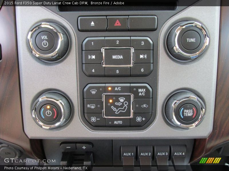 Controls of 2015 F350 Super Duty Lariat Crew Cab DRW