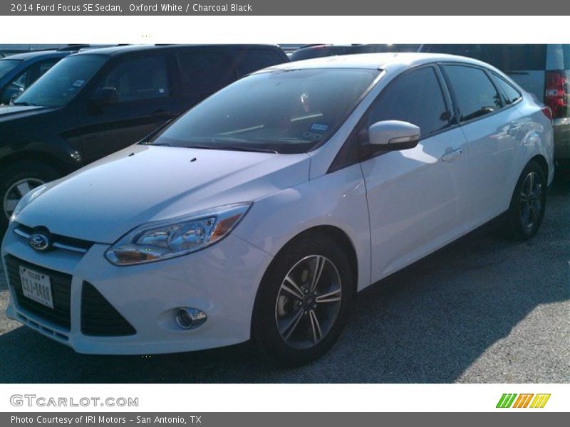 Oxford White / Charcoal Black 2014 Ford Focus SE Sedan