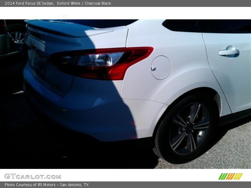 Oxford White / Charcoal Black 2014 Ford Focus SE Sedan