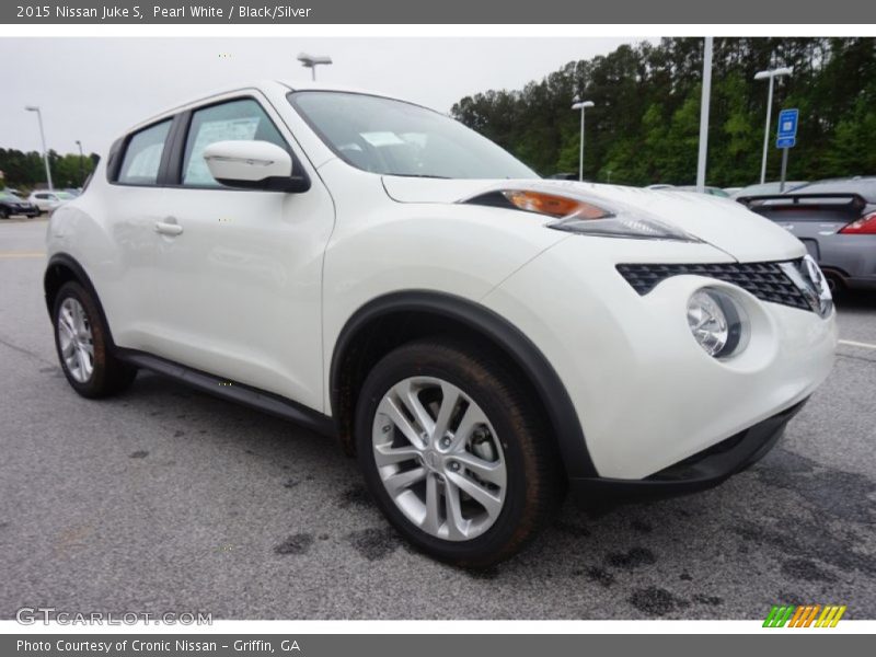 Front 3/4 View of 2015 Juke S