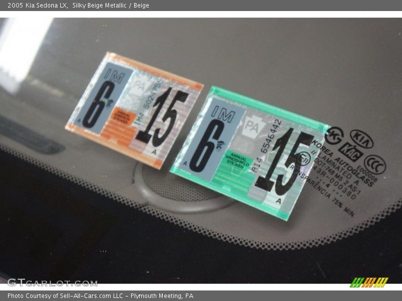 Silky Beige Metallic / Beige 2005 Kia Sedona LX
