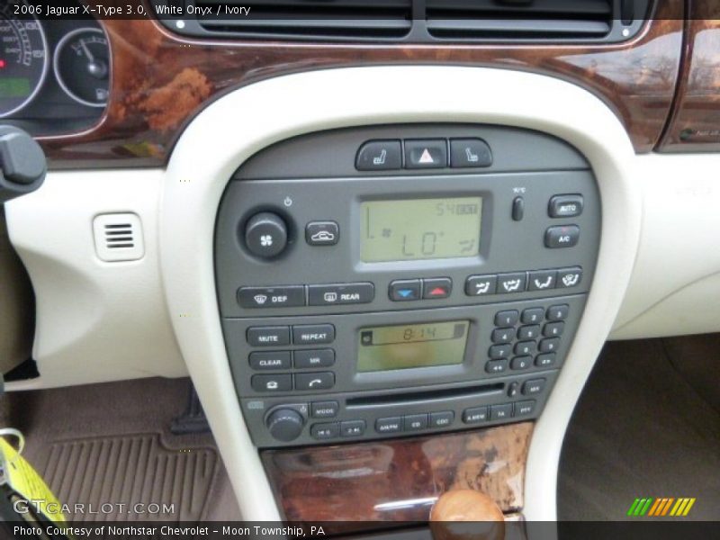 White Onyx / Ivory 2006 Jaguar X-Type 3.0
